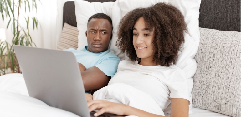 Sosyal Medyanın İlişkilere Etkisi: Dijital Bağlar ve Sağlıklı Sınırlar