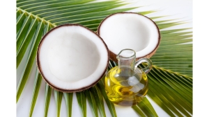 Hindistan Cevizi Yağı: Saç Bakımındaki Gücü ve Kullanım İpuçları